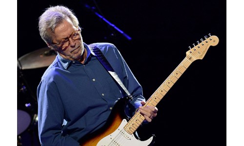 ERIP CLAPTON'IN İSPANYA KONSERİNDE ÜNLÜ GİTARİSTE PLAK FIRLATILDI